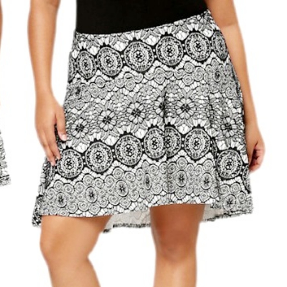 🖤 NWOT Torrid Black & White Lace skirt